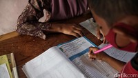 Misal kelas 1 masuk di hari Senin, lalu kelas 2 masuk di hari Selasa dan seterusnya. 