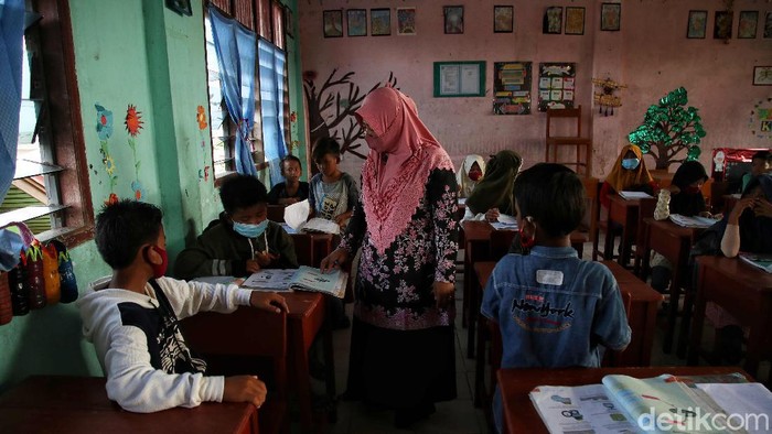 Sejumlah anak mengikuti belajar tatap muka di kawasan  SDN 03 Rupat Utara, Bengkalis, Riau, Kamis (19/11/2020).