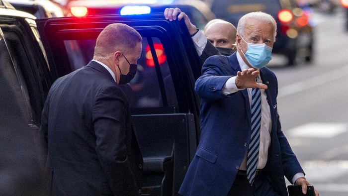 President-elect Joe Biden, wearing a different shoe for the foot he broke last weekend, arrives at The Queen theater, Thursday, Dec. 3, 2020, in Wilmington, Del. (AP Photo/Andrew Harnik)