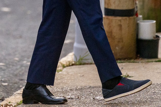 Hadir untuk wawancara dengan CNN, Joe Biden yang saat ini berusia 74 tahun, mengenakan setelan formal lengkap dengan jas dan dasi. Sementara kaki kirinya menggunakan sepatu pantofel hitam yang senada, kaki kanannya dialasi sepatu slip-on biru yang lebih kasual dan jauh dari kesan resmi. (Foto: AP/Andrew Harnik)