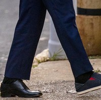 Hadir untuk wawancara dengan CNN, Joe Biden yang saat ini berusia 74 tahun, mengenakan setelan formal lengkap dengan jas dan dasi. Sementara kaki kirinya menggunakan sepatu pantofel hitam yang senada, kaki kanannya dialasi sepatu slip-on biru yang lebih kasual dan jauh dari kesan resmi. (Foto: AP/Andrew Harnik)