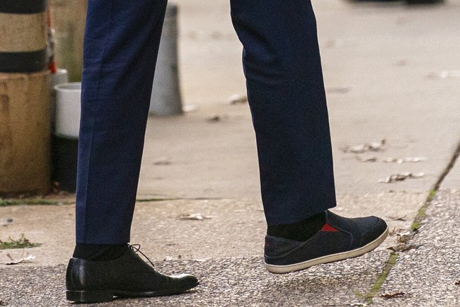 Menurut Daily Mail, sepatu kasual yang dipakai Joe ini merupakan keluaran merek Olukai. Sepatu bernama Mesh Slip-O tersebut diketahui dijual seharga US$ 90 atau sekitar Rp 1,2 juta sepasang. (Foto: AP/Andrew Harnik)
