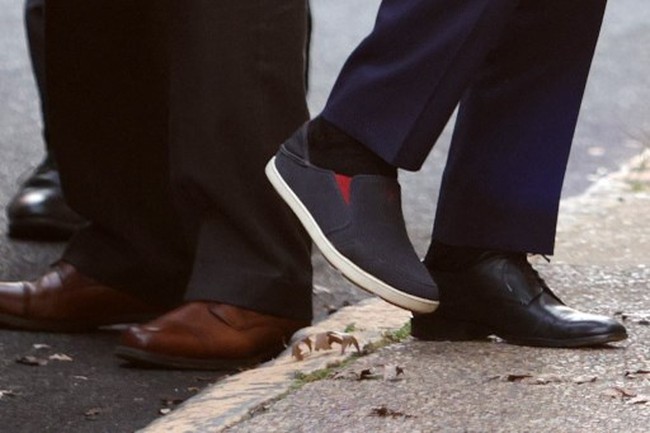 Pemilihan sepatu yang belang tersebut sempat menjadi sorotan di media massa dan media sosial. Diketahui, Joe memakai sepatu berbeda atas alasan kesehatan setelah kaki kanannya terkilir. (Foto: AFP/ALEX WONG)