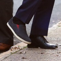 Pemilihan sepatu yang belang tersebut sempat menjadi sorotan di media massa dan media sosial. Diketahui, Joe memakai sepatu berbeda atas alasan kesehatan setelah kaki kanannya terkilir. (Foto: AFP/ALEX WONG)