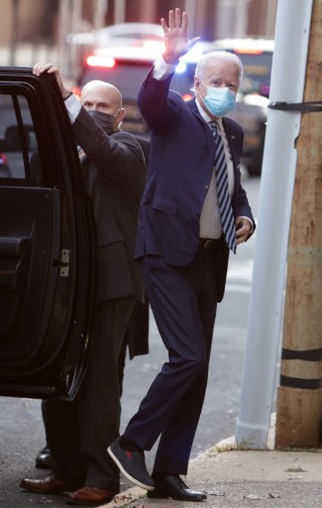 Semoga saja kaki Joe Biden sudah sembuh sebelum acara inaugurasi pada 21 Januari 2021 mendatang. (Foto: AFP/ALEX WONG)