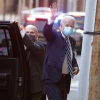 Semoga saja kaki Joe Biden sudah sembuh sebelum acara inaugurasi pada 21 Januari 2021 mendatang. (Foto: AFP/ALEX WONG)