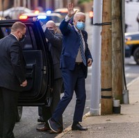 Ada yang berbeda pada penampilan Joe Biden. Calon Presiden ke-46 AS itu muncul dengan sepatu beda sebelah ketika tiba di teater Queen, Wilmington, Delaware, Kamis (3/12/2020). (Foto: AP/Andrew Harnik)