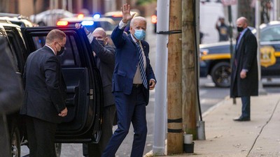 Foto: Joe Biden Pakai Sepatu Beda Sebelah, Gayanya Jadi Sorotan