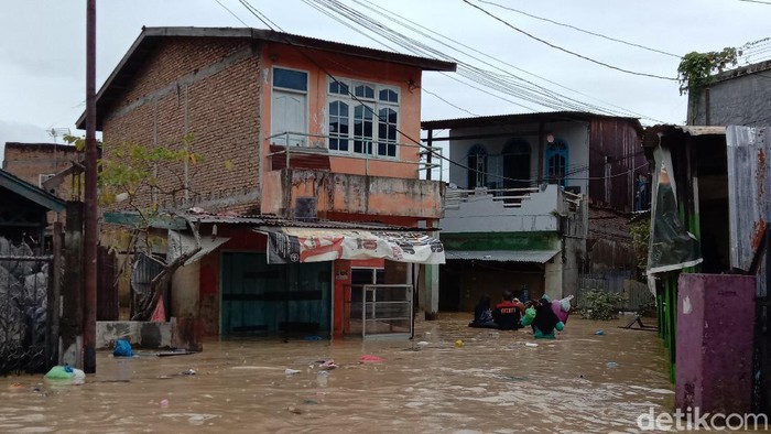 Situasi banjir di Medan pada Jumat (4/12) sore (Ahmad Arfah/detikcom)