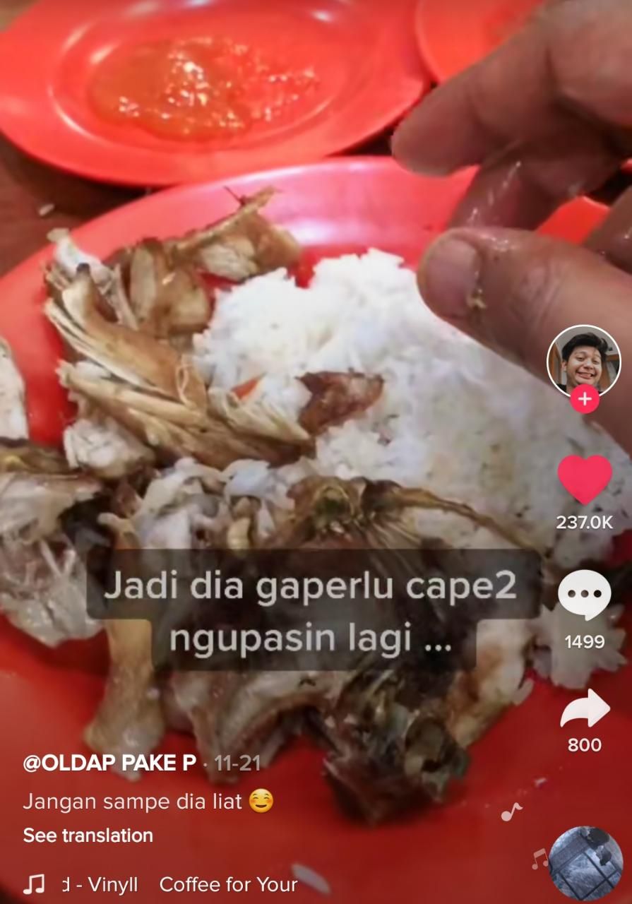 Sweet Banget! Pria Ini Suwir-suwir Ayam dan Suapi Pacarnya