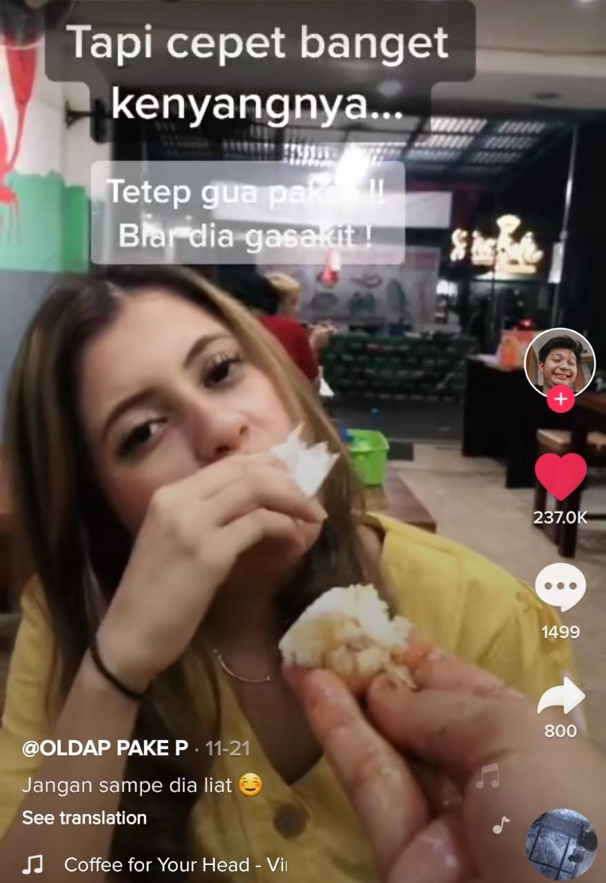 Sweet Banget! Pria Ini Suwir-suwir Ayam dan Suapi Pacarnya
