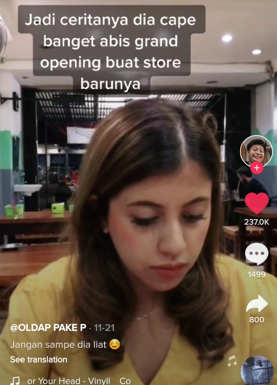 Sweet Banget! Pria Ini Suwir-suwir Ayam dan Suapi Pacarnya