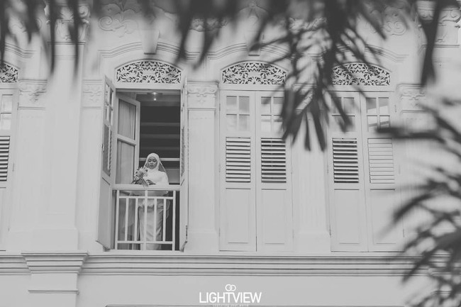 Seorang wanita bernama Syahindah Ishak melakukan sesi foto prewedding beberapa waktu lalu. Anehnya wanita itu hanya sendirian, tak tampak sang calon mempelai pria. Ternyata tunangannya menghilang tanpa alasan tiga minggu sebelum tanggal menikah. Foto: lightviewsg/FB