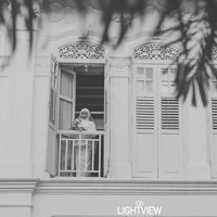 Seorang wanita bernama Syahindah Ishak melakukan sesi foto prewedding beberapa waktu lalu. Anehnya wanita itu hanya sendirian, tak tampak sang calon mempelai pria. Ternyata tunangannya menghilang tanpa alasan tiga minggu sebelum tanggal menikah. Foto: lightviewsg/FB