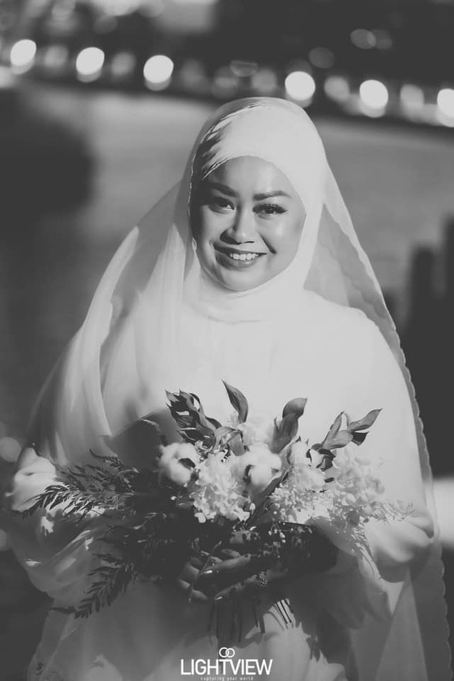 Meski tidak mengaku apa alasannya mereka tidak jadi menikah, Syahindah berpikir jika karena finansial. Aku pikir situasi COVID-19 mempengaruhinya. Pekerjaannya terkenana imbas dan secara finansial dia bergantung padaku untuk banyak hal. Tapi kami bisa mengatasinya dan karena itu, aku pikir kami bisa mengatasi apapun, kata Syahindah. Foto: lightviewsg/FB