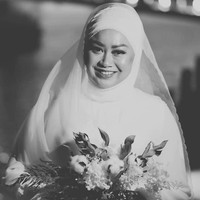 Meski tidak mengaku apa alasannya mereka tidak jadi menikah, Syahindah berpikir jika karena finansial. Aku pikir situasi COVID-19 mempengaruhinya. Pekerjaannya terkenana imbas dan secara finansial dia bergantung padaku untuk banyak hal. Tapi kami bisa mengatasinya dan karena itu, aku pikir kami bisa mengatasi apapun, kata Syahindah. Foto: lightviewsg/FB