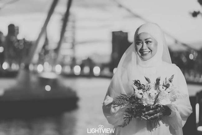 Tentu ada momen-momen yang aku sangat ratapi karena mantan tunanganku adalah duda. Dia punya dua anak kecil dan aku sudah dekat dengan mereka. Aku menantikan hidup baru sebagai istri dan ibu tiri. Walaupun hubungan itu sudah berakhir, aku merasa aku kehilangan hidup yang seharusnya aku bisa bangun, ujar wanita yang bertemu mantan tunangan lewat aplikasi kencan khusus para muslim ingin mencari pasangan untuk menikah itu. Foto: lightviewsg/FB