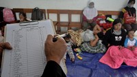 Petugas mendata warga terdampak longsor di tempat pengungsian di Desa Sukamulya, Talegong, Kabupaten Garut, Jawa Barat.
