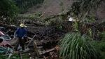 Warga Mengungsi Akibat Longsor di Garut