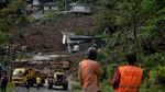 Warga Mengungsi Akibat Longsor di Garut