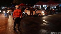 Pantauan detikcom, Kamis (3/12/2020) malam, penutupan jalan ini dipimpin langsung oleh Wakil Wali Kota Bandung Yana Mulyana dan Sekda Kota Bandung Ema Sumarna.