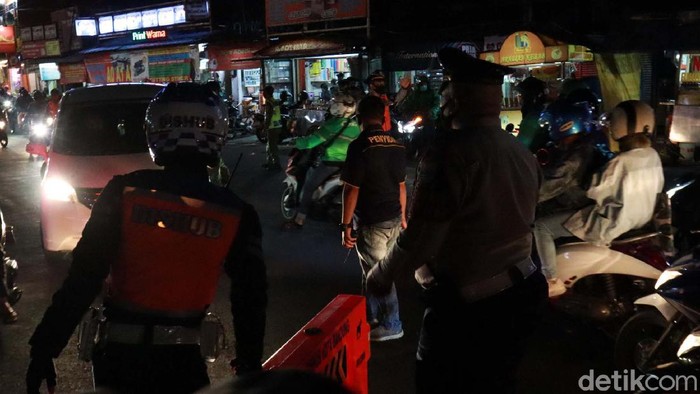 Terapkan PSBB Proporsional, Jalan Dipatiukur Bandung Ditutup Pemkot Bandung menerapkan PSBB proporsional untuk menekan penyebaran COVID-19. Salah satunya dengan menutup Jalan Dipatiukur, Kota Bandung.