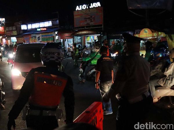 Terapkan PSBB Proporsional, Jalan Dipatiukur Bandung Ditutup