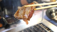Potongan dagingnya tebal dengan tekstur daging yang sangat juicy dan gurih. Bagian luarnya lembut dan paling pas dicocol dengan saus yakiniku Teras Japan. Foto: detikFood