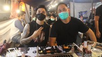 Dikenal sebagai musisi sekaligus drummer dari band Cokelat, Axel juga disibukkan dengan bisnis kulinernya. Salah satunya lewat Teras Japan ini. Axel tak sendirian, ia dibantu dengan Rony Paat. Partner bisnisnya yang lebih dulu terjun ke bisnis kuliner Jepang di Indonesia. Foto: detikFood
