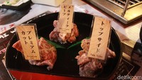 Bagi penggemar daging wagu, Teras Japan siap memanjakan kamu dengan pilihan daging wagyu berkualitas yang terjangkau. Kualitas dagingnya terjaga kesegarannya. Tak tercium aroma amis sama sekali ketika daging disajikan di atas meja. Foto: detikFood
