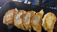 Tak ketinggalan menu makanan pendamping dari Toyofuku yang tak kalah enak. Pertama ada Gyoza dengan isian daging hingga daun bawang. Foto: detikFood