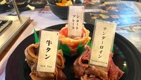 Ini menu Yakiniku Set. Terdapat tiga pilihan daging yakiniku. Mulai dari Australian Gyu Tan. Kemudian ada Tenderloin tanpa lemak, terakhir ada potongan Short Plate yang lebih juicy dan gurih.  Foto: detikFood