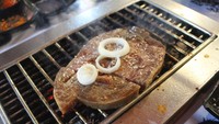 Ini menu Tora Bomber (Rp 78.000/ 200 gram). Tora bomber ini menggunakan potongan daging rib eye, yang dimarinasi dengan minyak wijen dan bawang bombay. Foto: detikFood