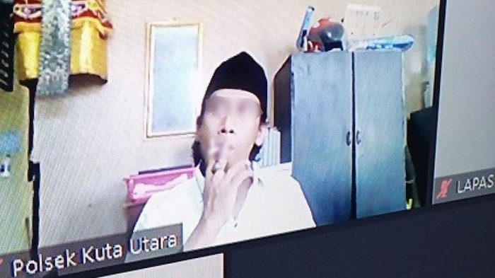 Terdakwa di Bali malah merokok saat hakim membaca putusan perkara (dok Istimewa)