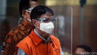 Emirsyah dan Hadinoto diduga KPK mendapatkan suap dari perantara bernama Soetikno Soedarjo. Oleh KPK, Soetikno disebut sebagai beneficial owner dari Connaught International Pte Ltd serta pemilik dari PT Mugi Rekso Abadi (MRA).