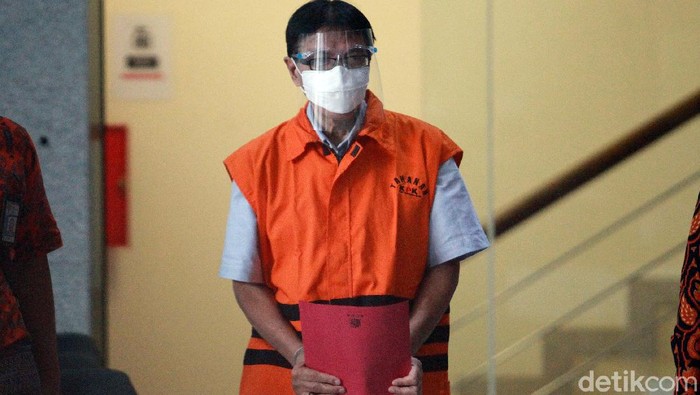 Terjerat Suap dan Pencucian Uang, Eks Direktur Teknik Garuda Ditahan KPK Eks Direktur Direktur Teknik dan Pengelolaan Armada PT Garuda Indonesia Hadinoto Soedigno ditahan KPK. Ia ditahan karena terjerat kasus suap dan pencucian uang.