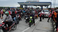Ratusan pengendara sepeda motor dari arah Kabupaten Deli Serdang menuju Kota Medan menerobos dan melawan petugas jalan tol dikarenakan jalan utama penghuhung dua daerah tersebut terendam banjir.