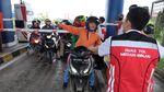 Imbas Banjir, Pemotor Nekat Terobos Tol Medan-Binjai