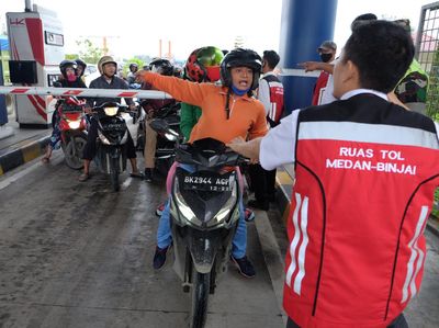 Imbas Banjir, Pemotor Nekat Terobos Tol Medan-Binjai