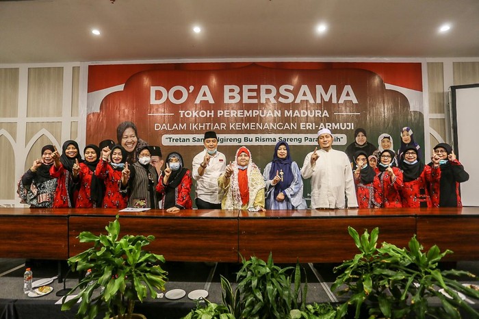 Tokoh-tokoh perempuan Madura doa bersama untuk kemenangan Calon Wali Kota dan Wakil Wali Kota (Cawali-Cawawali) Surabaya nomor urut 1 Eri Cahyadi-Armudji.