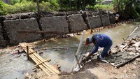 Tinggi dinding turap 1,8 hingga empat meter.