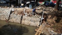 Suku Dinas Sumber Daya Air (Sudin SDA) Jakarta Selatan melakukan perbaikan turap Kali Baru di Kelurahan Lenteng Agung, Jagakarsa, Jakarta Selatan, Jumat (4/12/2020).