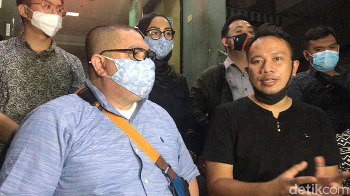 Vicky Prasetyo laporkan Vivi Paris