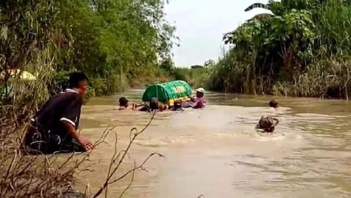 viral keranda seberangi sungai