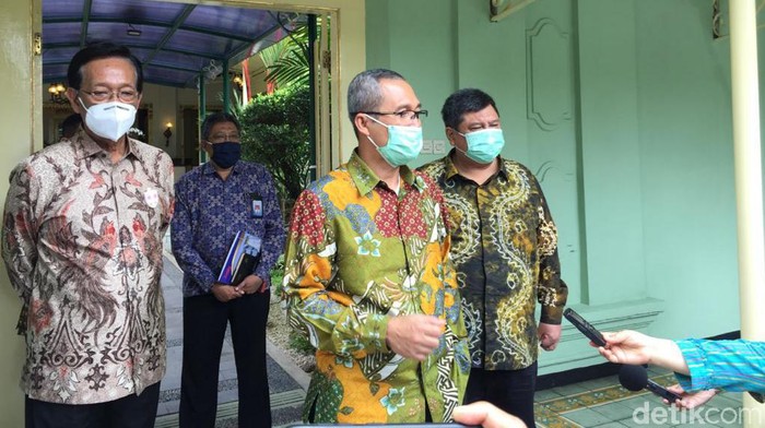 Wakil Ketua KPK Alexander Marwata dan Gubernur DIY Sri Sultan Hamengku Buwono (HB) X di Kompleks Kantor Gubernur DIY, Kecamatan Danurejan, Kota Yogyakarta Jumat (4/12/2020).