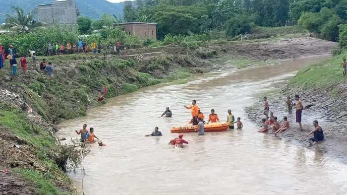 Proses Pencarian Wanita Paruh Baya di Dompu NTB yang Hanyut saat Mandi di Sungai