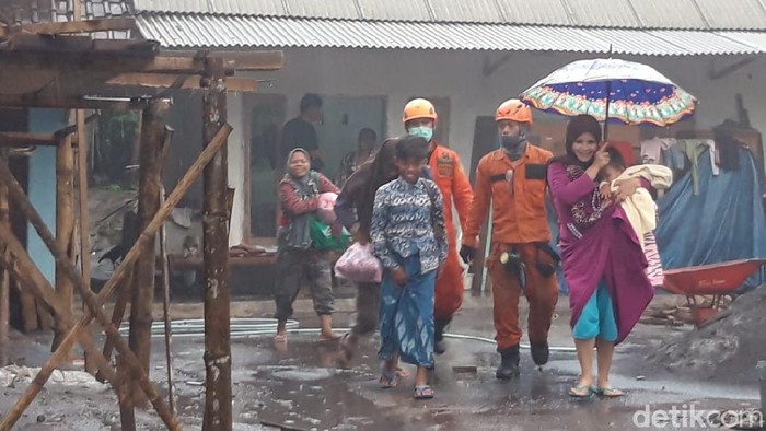 warga dievakuasi saat Banjir Lahar Dingin Terjang sungai di kaki gunung semeru