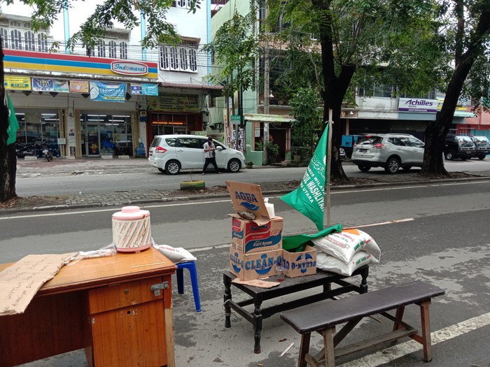 Warga korban banjir di Meda minta bantuan ke pengguna jalan (Ahmad Arfah-detikcom)