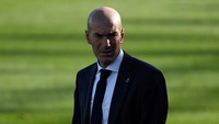 Zinedine Zidane. Pengalamannya melatih Real Madrid memperlihatkan Zidane punya pamor untuk menangani pemain-pemain bintang dengan ego menjulang. Untuk itu sosoknya pun dianggap pas sekali untuk MU. (Foto: Getty Images/Luciano Lima)