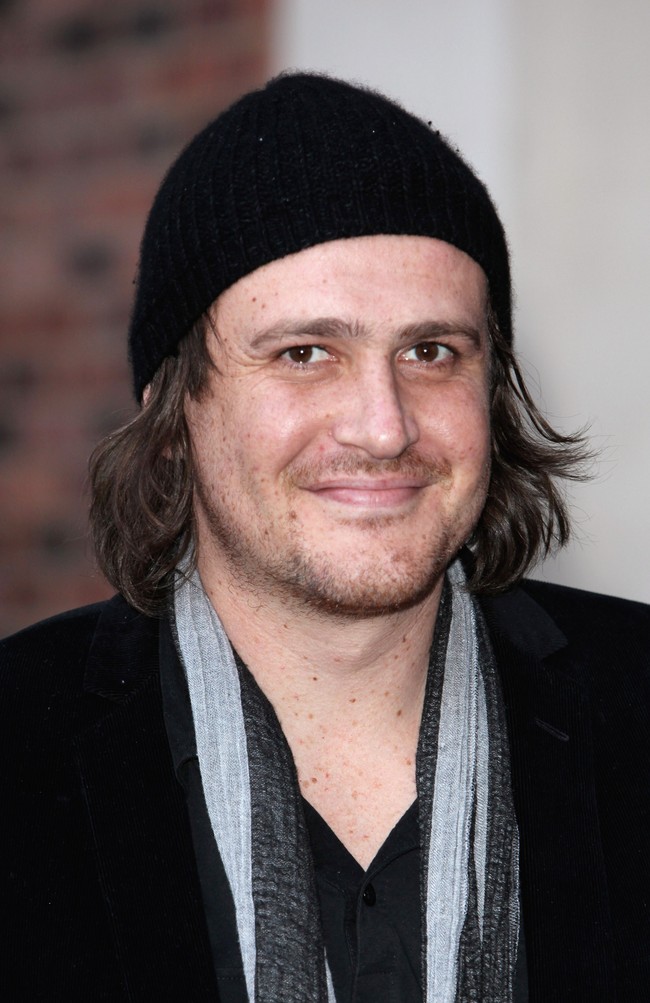 Jason Segal bau mulut karena kebiasaan merokok. Lawan main Jason, Alison Hannigan dalam serial How I Met Your Mother pun pernah mengatakan tidak mau melakukan adegan ciuman dengannya kecuali Jason berhenti merokok. Foto: Getty Images/Tim P. Whitby